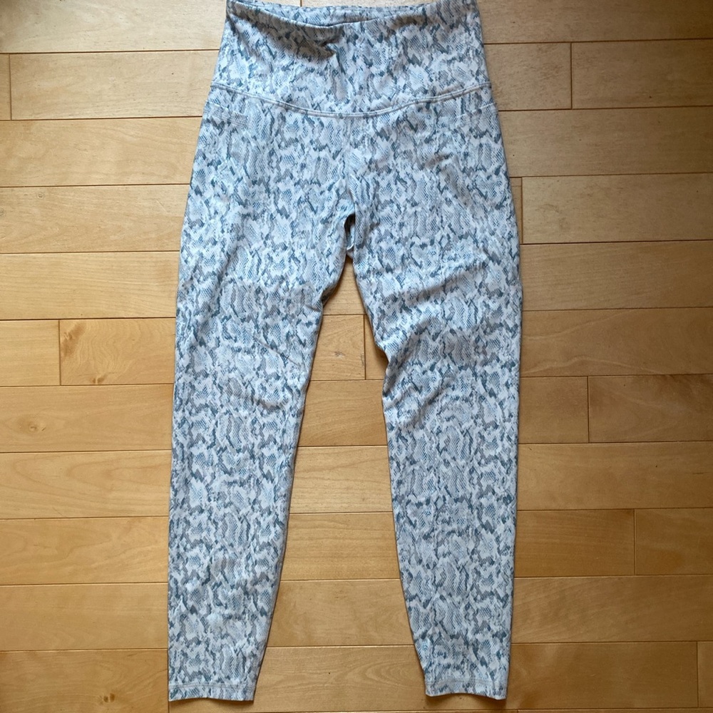 snakeskin patterned blue and white leggings